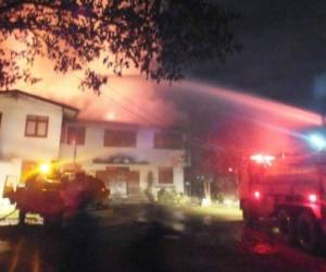 Los bomberos tardaron tres horas en extinguir las llamas. Foto: Facebook: Pitakkiatti Witthaya School